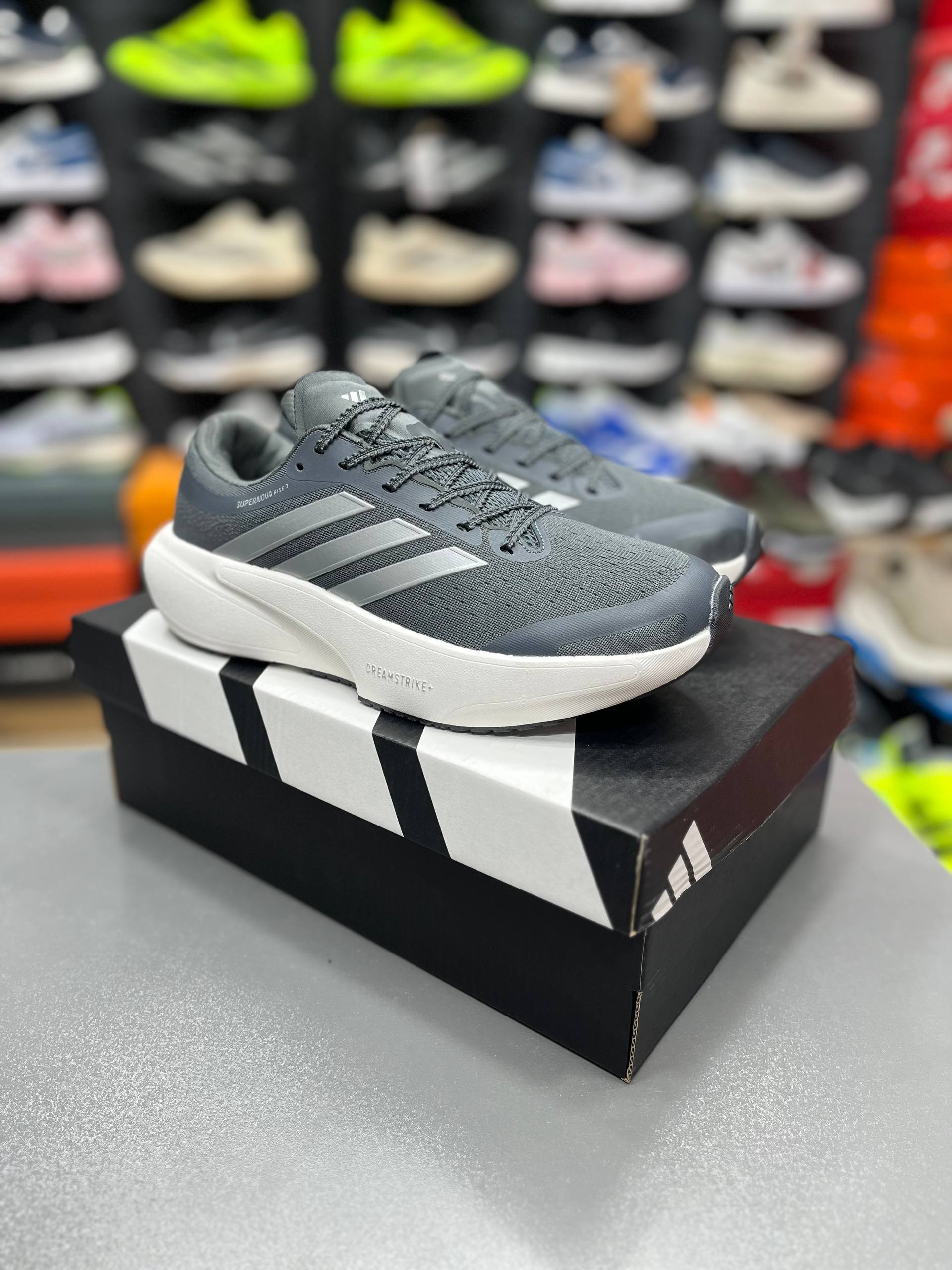 کتونی وارداتی آدیداس سوپرنوا رایز ۳ مسترکوالیتی Adidas Supernova Rise 3ساخت ویتنام وارداتی سایز ۴۰ الی ۴۵فروش تکی و عمده ضمانت اصالت کالا