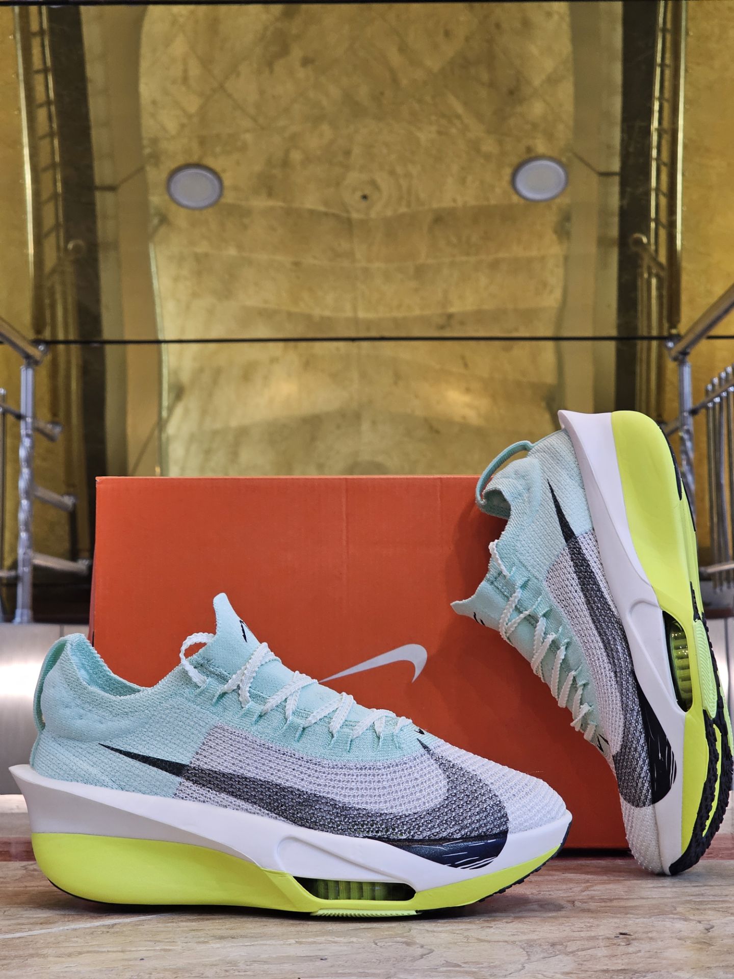 کتونی نایک ایرزوم آلفا فلای۳مستر کوالیتیNike air zoom alphafly ۳ساخت ویتنام وارداتی سایز ۴۰ الی ۴۵ کفش رانینگ و دویدن در مسافت های طولانی فروش تکی و عمده ضمانت کیفیت کالا