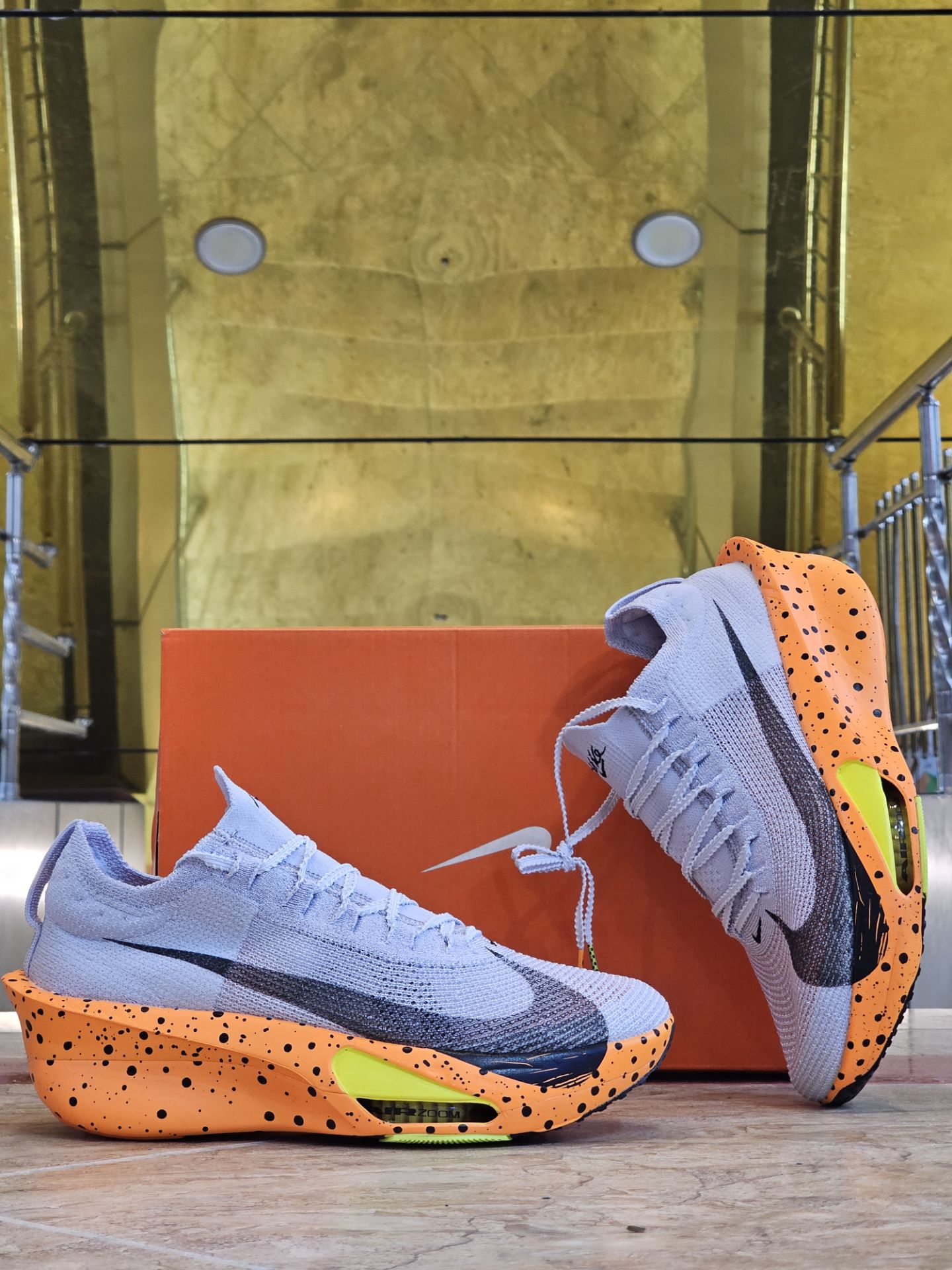 کتونی نایک ایرزوم آلفا فلای۳مستر کوالیتیNike air zoom alphafly ۳ساخت ویتنام وارداتی سایز ۴۰ الی ۴۵ کفش رانینگ و دویدن در مسافت های طولانی فروش تکی و عمده ضمانت کیفیت کالا